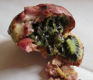 ムベの実を割いたところ