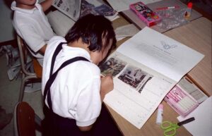 真剣に見つけてコメントを書く子ども