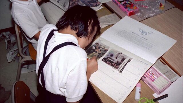 真剣に見つけてコメントを書く子ども