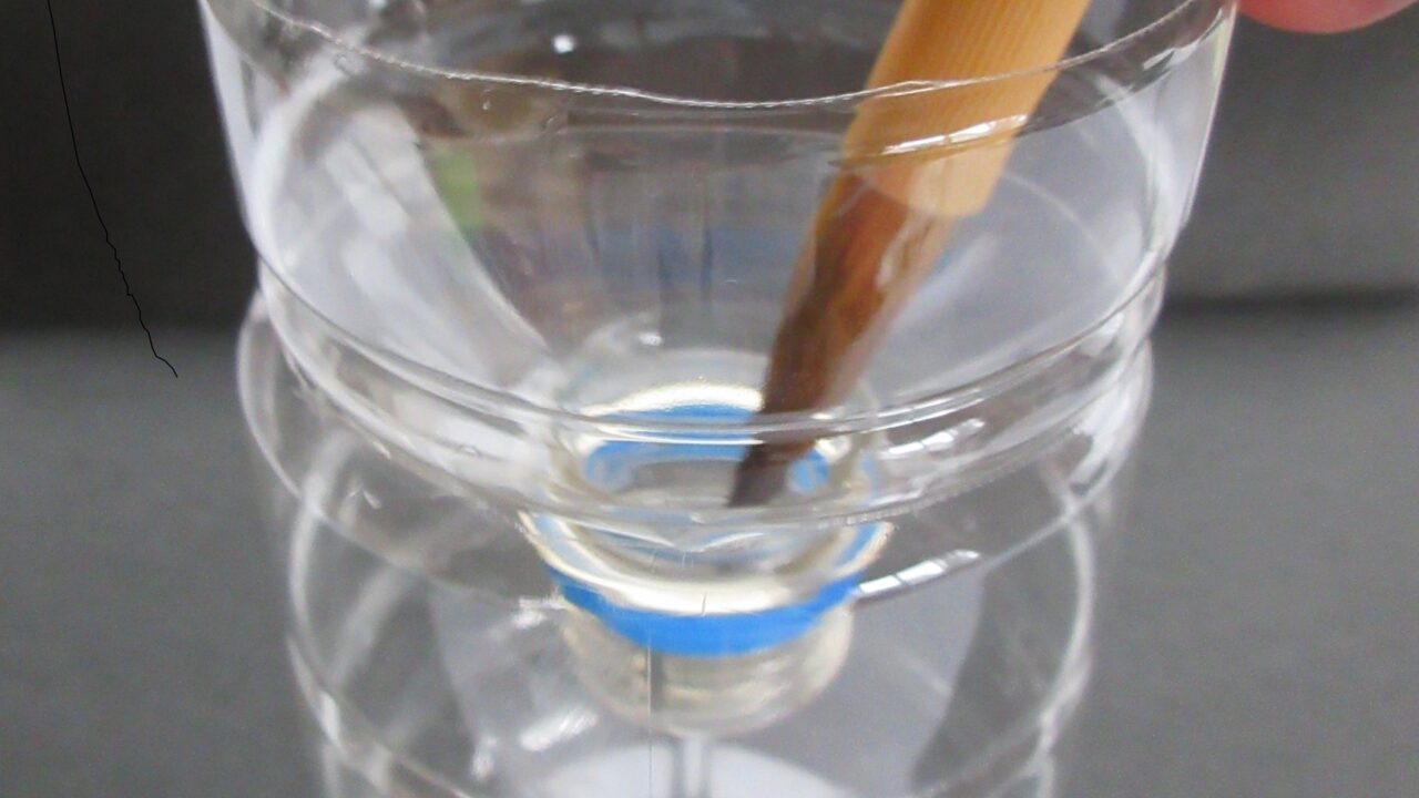 筆を洗うペットボトル