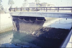 排水口と海への出口を網で仕切っていた当時
