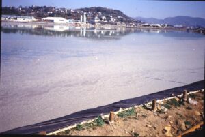 工事中の水俣湾