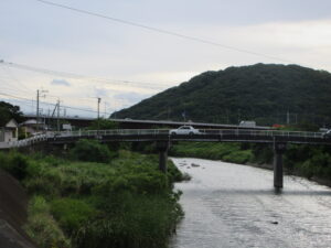 池上にかかる橋（向こうは高規格道路）