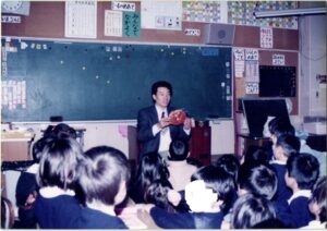 タラバガニの甲羅を１年生に見せている著者