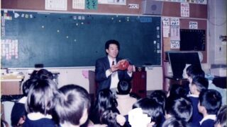 タラバガニの甲羅を１年生に見せている著者